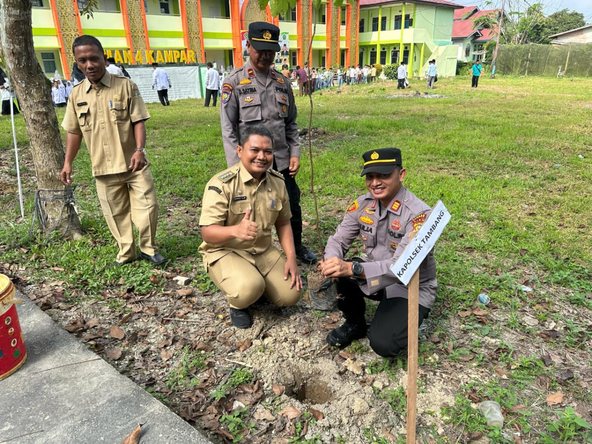 Hari Bumi Sedunia Tahun 2025, Kapolsek Tambang Tanam Pohon di Halaman MAN 4 Kampar